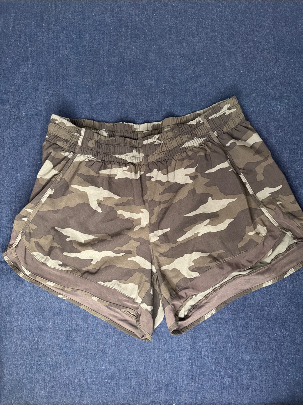ATHLETA Women's Mesh Racer Run Shorts M 4" Inseam Black Olive Green Camo